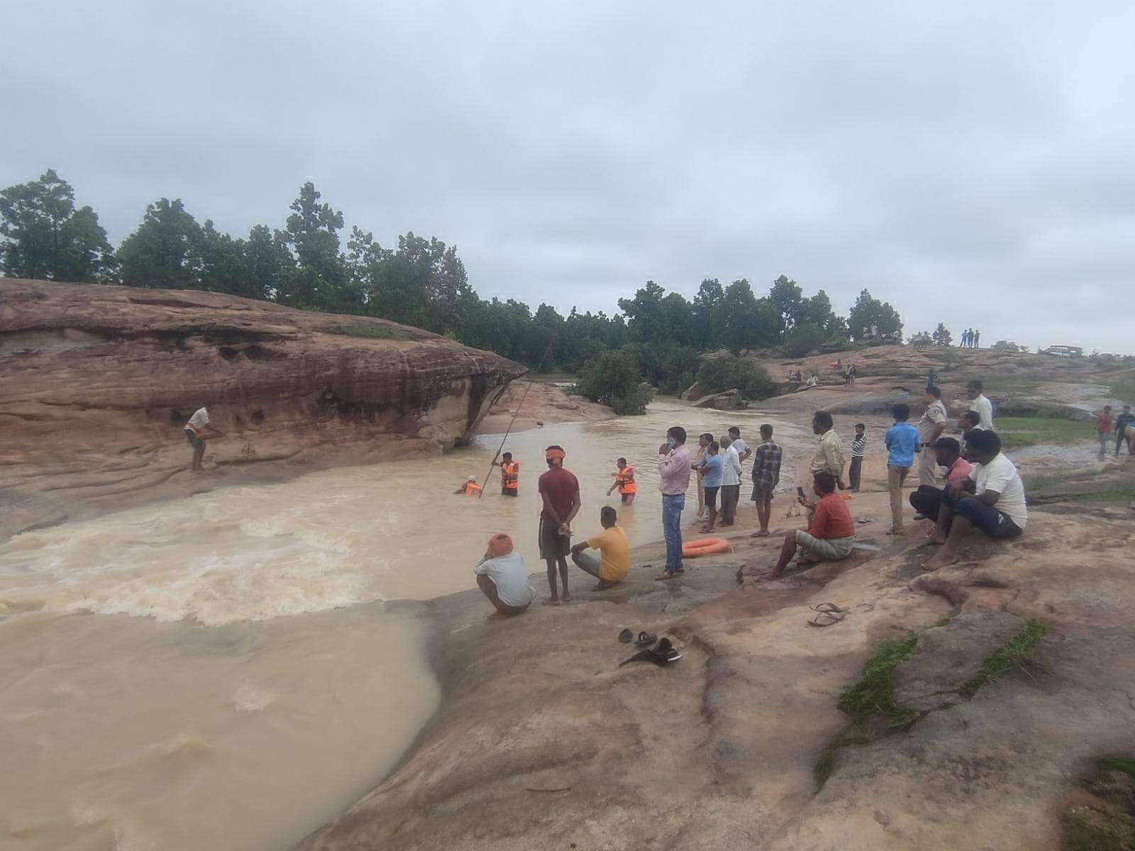 नाला पार करते फिसला, बुजुर्ग बहा 