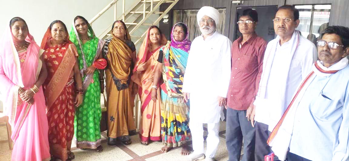 स्व सहायता समूह की बहनों ने  पूर्व विधायक को बताई समस्याएं