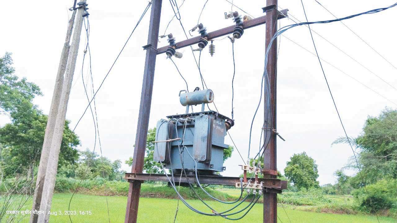 ट्रांसफार्मर जला, अंधेरे में डूबा गांव ट्रांसफार्मर जला, अंधेरे में डूबा गांव