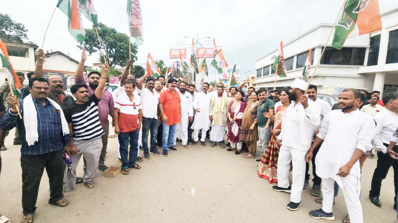 राहुल को सुप्रीम कोर्ट से राहत, कांग्रेसियों ने मनाया जश्न