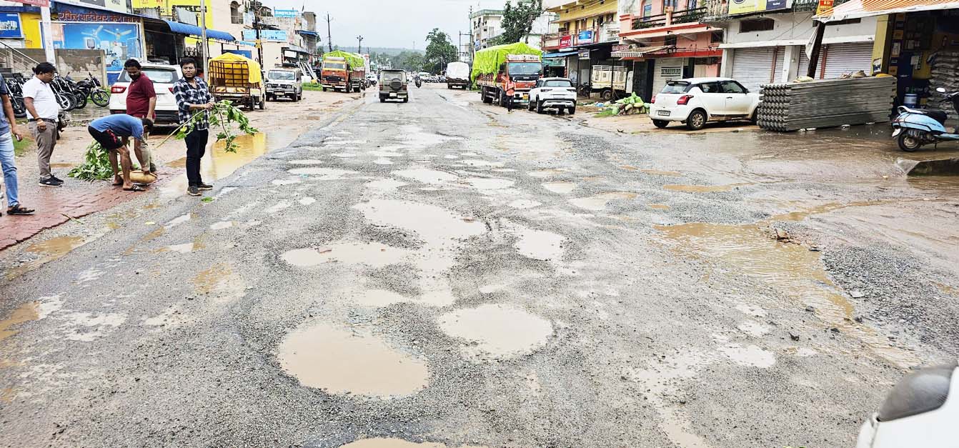 जर्जर सडक़ के मरम्मत करने एसडीएम ने सभी विभागों को लिखा पत्र