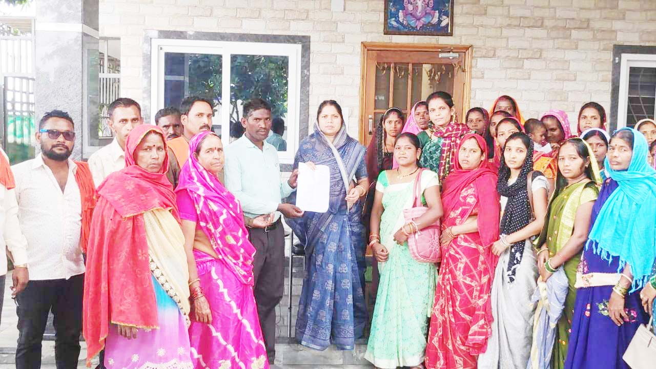 शिक्षकों की कमी की मांग को ले  विधायक से मिलने पहुंचे ग्रामीण