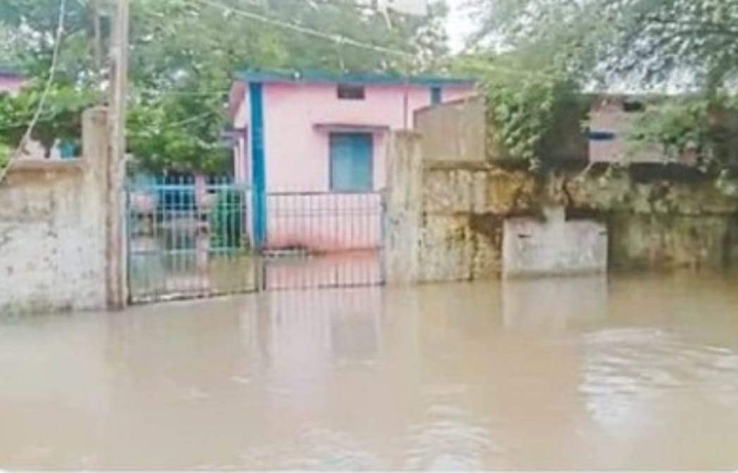 राजकुड़ी के स्कूल से लेकर गलियों तक पानी जमा