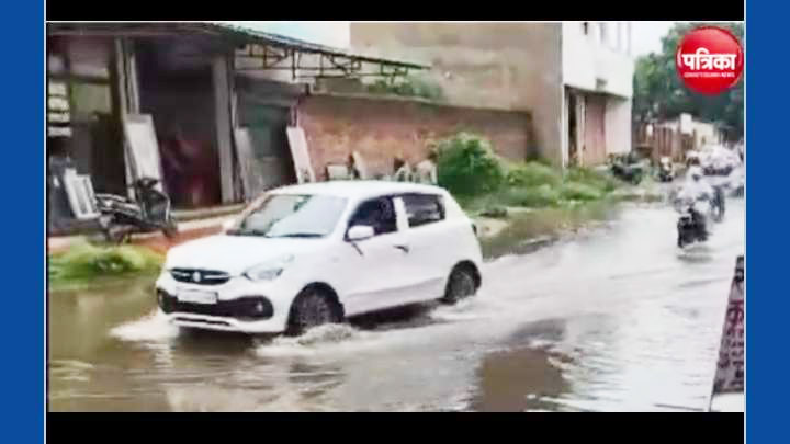 तीन दिनों की बारिश से निचली बस्तियों व सडक़ों पर भरा पानी
