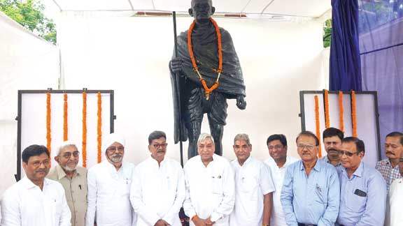 रविवि में गांधी प्रतिमा का अनावरण