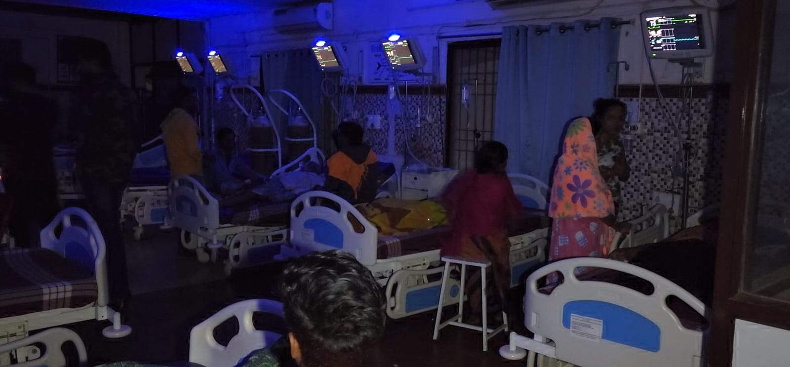 तीन घंटे  अंधेरे में जिला अस्पताल 