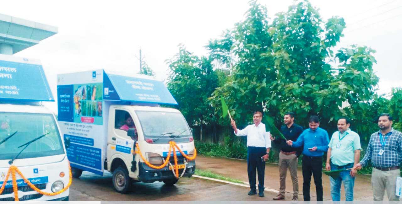 फसल बीमा जागरूकता रथों को दिखाई हरी झंडी