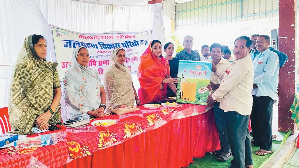 जलग्रहण मिशन के तहत किसानों को मिले कृषि उपकरण