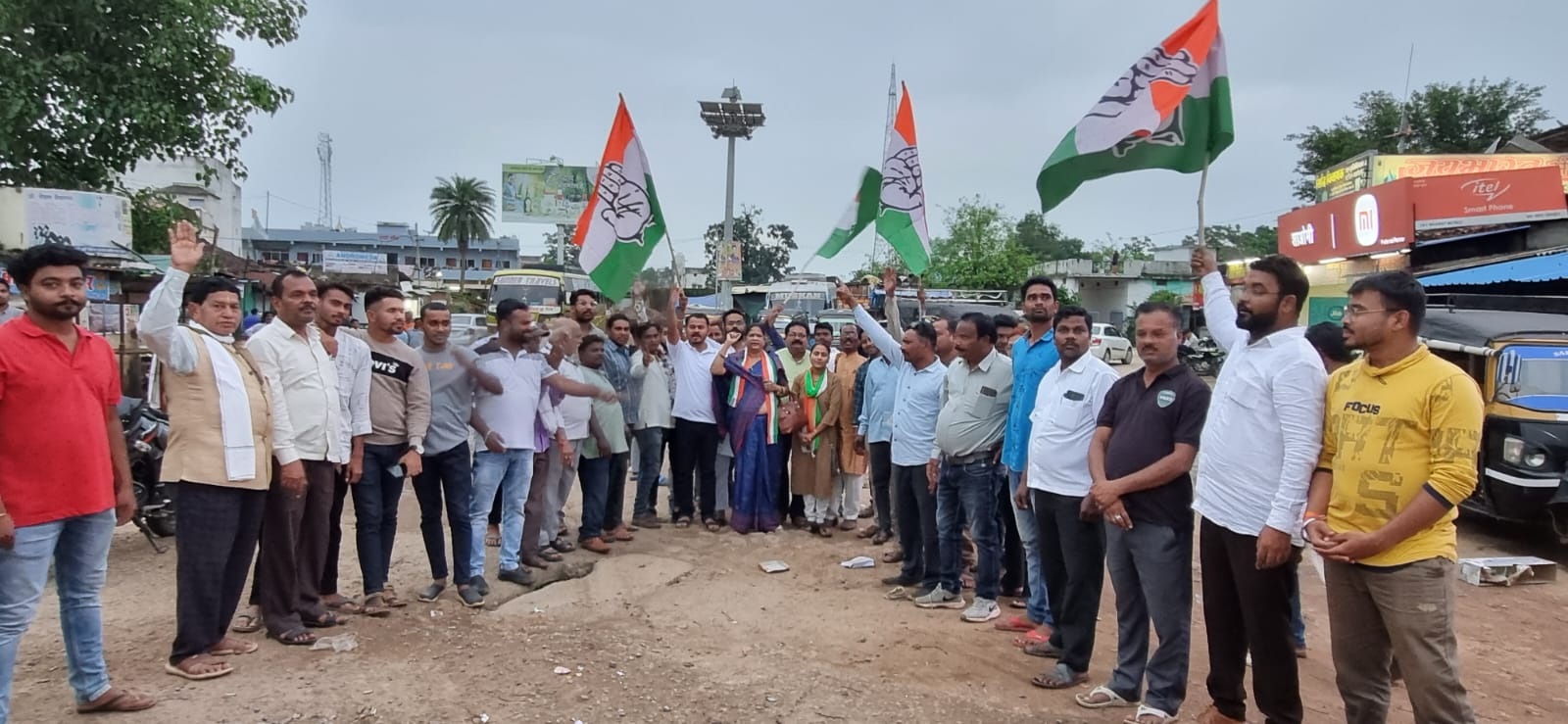 राहुल की सदस्यता बहाल, कांग्रेसियों ने मनाया जश्न