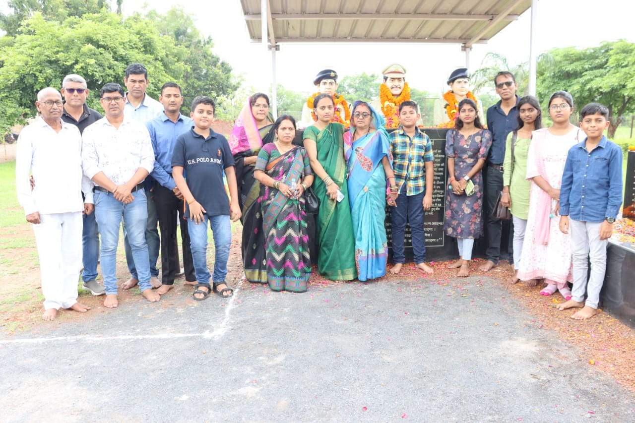 नक्सलियों से लोहा लेते शहीद हुए एसआई वर्मा और दो जवान को दी श्रद्धांजलि