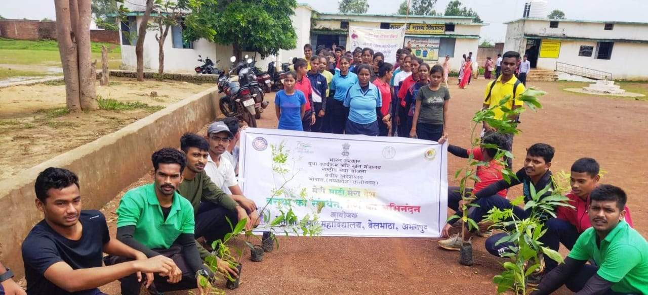 मेरी माटी मेरी देश: अमृत वाटिका का निर्माण कर किया वृक्षारोपण