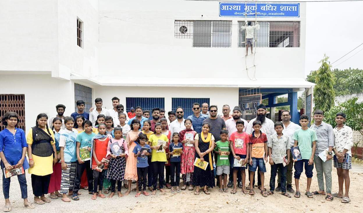 कांग्रेस नेता प्रतापगढ़ी के जन्मदिन पर सोलंकी ने बांटे मूकबधिर बच्चों को पेन-कापी