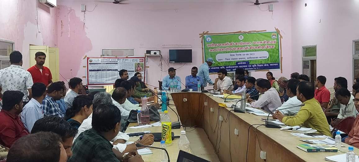 प्रधानमंत्री फसल बीमा योजना से सभी किसानों को लाभान्वित करने के निर्देश