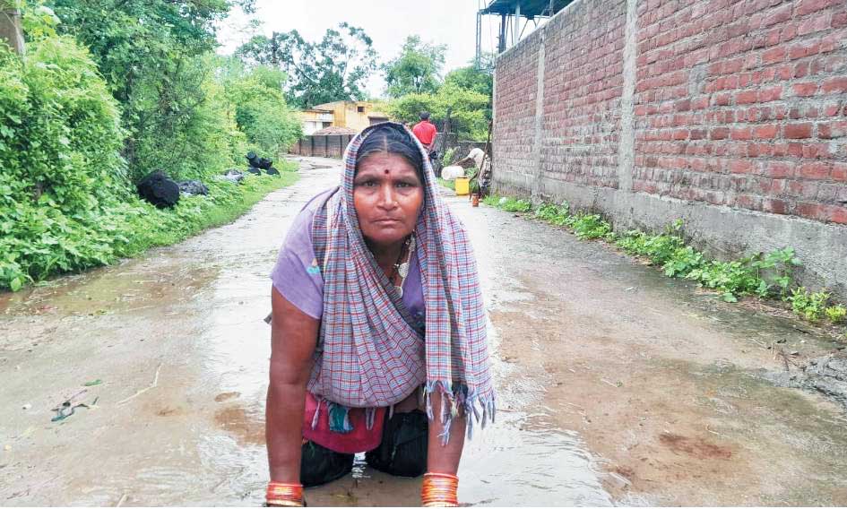 ट्राइसिकल जर्जर, दिव्यांग फिरतीन हाथों को ताकत बनाकर चलने पर मजबूर