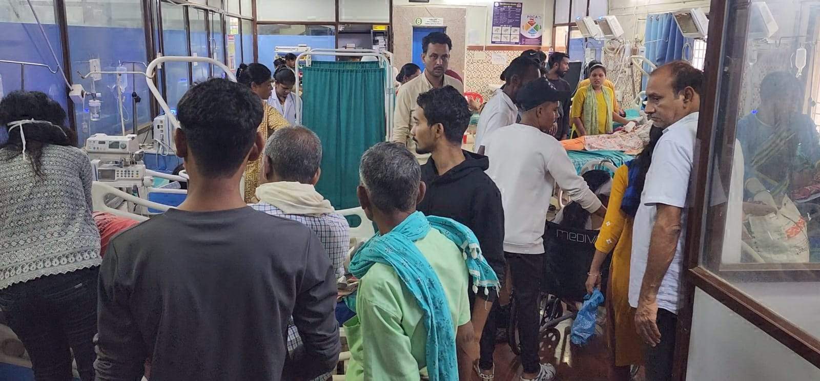 शिव भक्तों से भरी गाड़ी पलटी, दो दर्जन  घायल