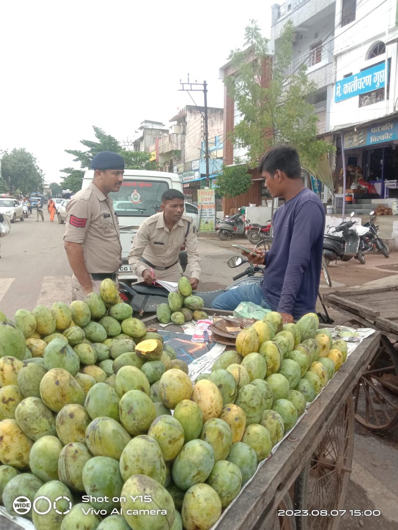 आजादी की सालगिरह से पहले ठेले-खोमचों में कारोबार कर रहे बाहरी लोगों से कड़ी पूछताछ