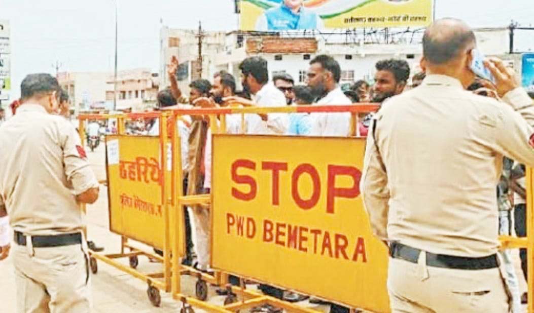 फैक्ट्री का विरोध, किसानों को मेनगेट पर रोका 