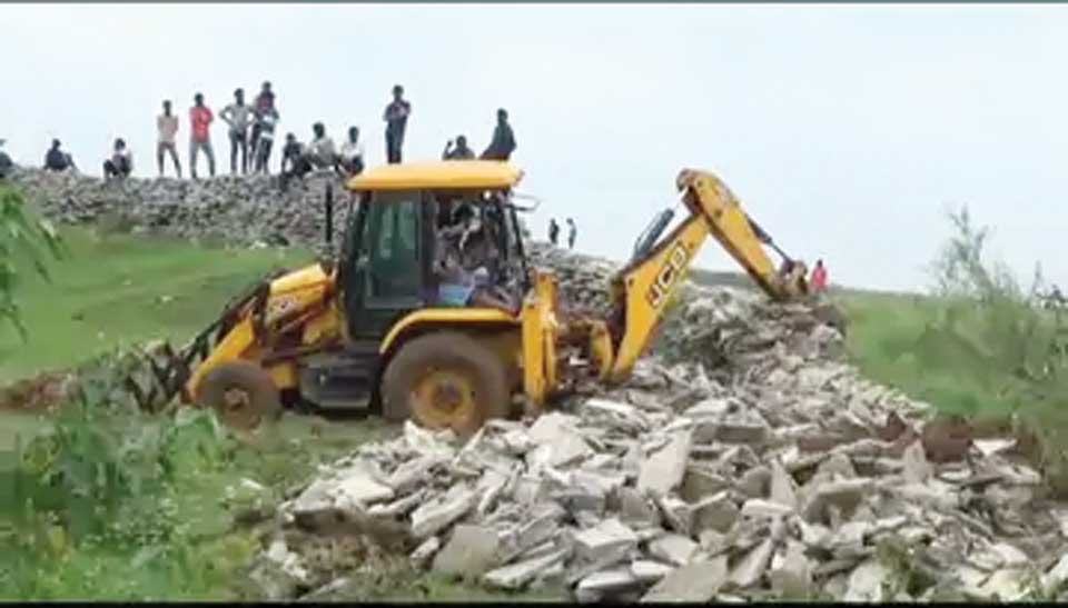 6 एकड़ में कब्जा कर लगाया धान, प्रशासन ने चलाया बुलडोजर