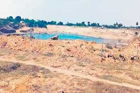 नियम कायदों को ताक पर रखकर पत्थर खदानों का संचालन