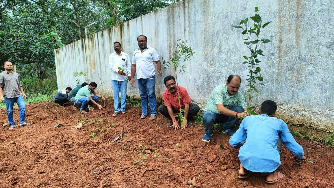 छात्रावास के सामने पौधरोपण कर किया जागरूक