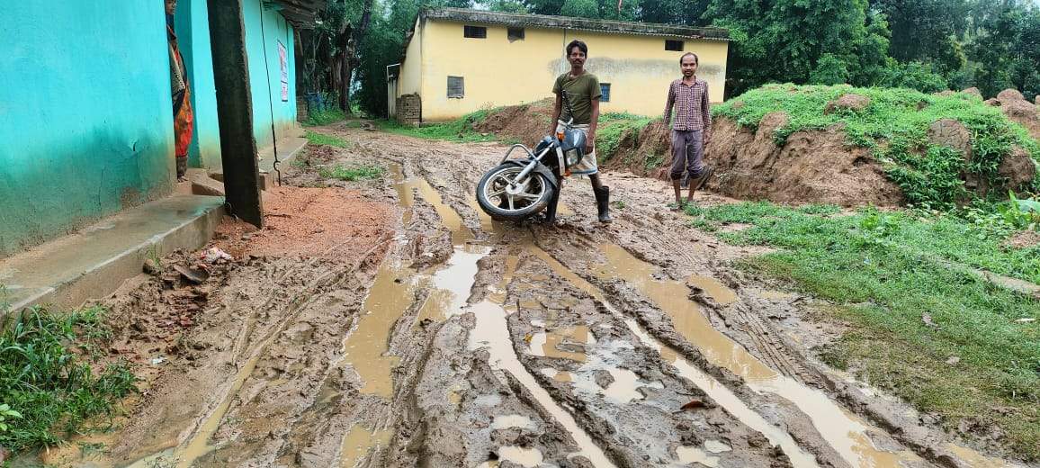 आजादी के अमृत महोत्सव पर भी पक्की सडक़ को तरस रहा पर्री गांव