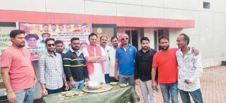 इमरान प्रतापगढ़ी के जन्मदिवस पर बांटे पुलाव, सब्जी व हलवा इमरान प्रतापगढ़ी के जन्मदिवस पर बांटे पुलाव, सब्जी व हलवा