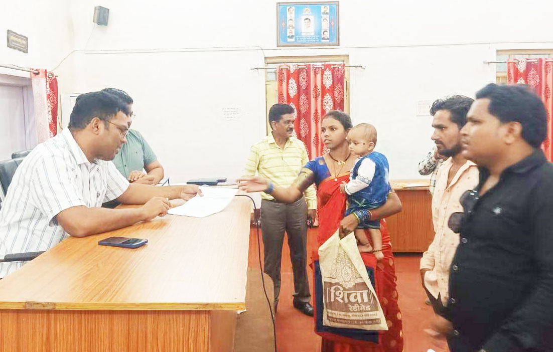 जनचौपाल में राशन कार्ड और जाति प्रमाण पत्र के लिए आवेदन जनचौपाल में राशन कार्ड और जाति प्रमाण पत्र के लिए आवेदन