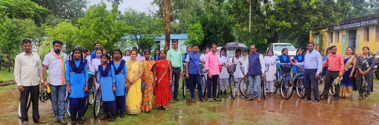स्कूलों की छात्राओं को मिली साइकिल