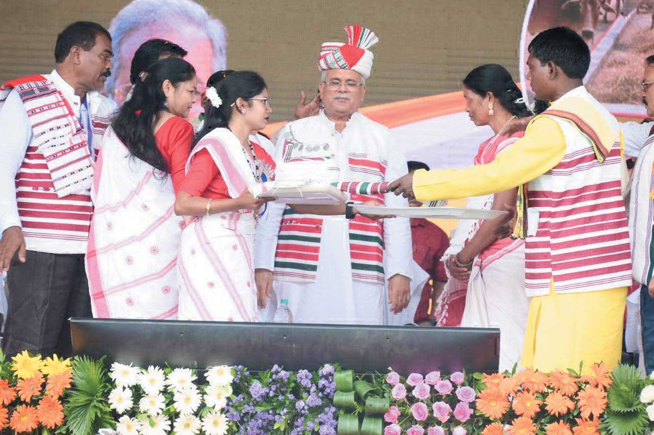 सीएम ने अनुसूचित जनजाति समुदाय की विशिष्ट प्रतिभाओं का किया सम्मान