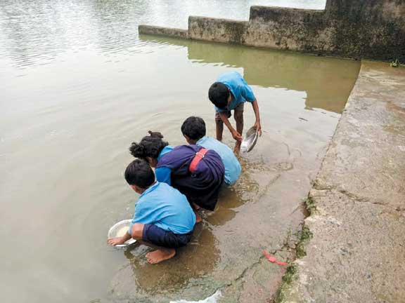 प्राथमिक शाला स्कूल में बोर खराब, बच्चों को तालाब थाली धोने जाना पड़ रहा