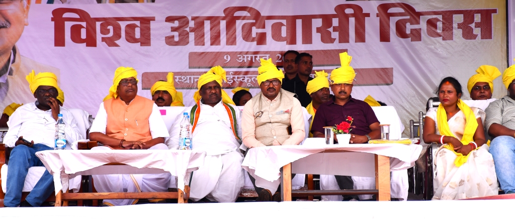 आदिवासी रंग में सराबोर हुआ जिला, मांदर की थाप पर थिरके विधायक