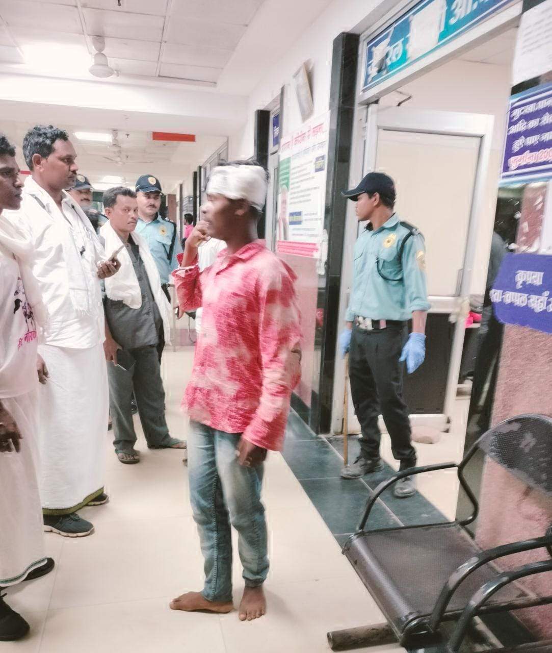 आदिवासी दिवस कार्यक्रम से लौट रही पिकअप पलटी, दो दर्जन घायल