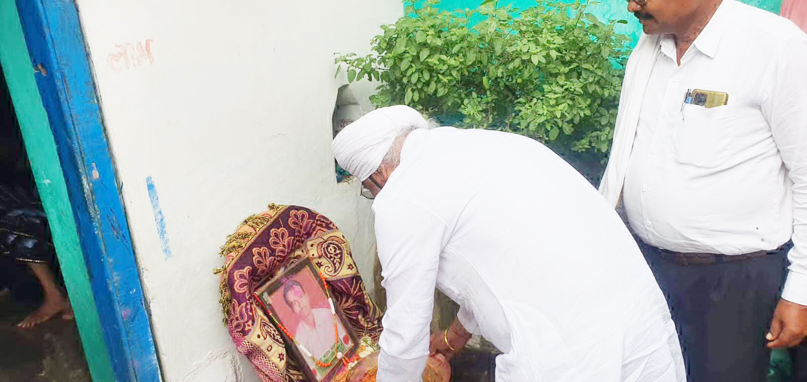 पूर्व विधायक होरा शोकाकुल  परिजनों से मिलने पहुंचे