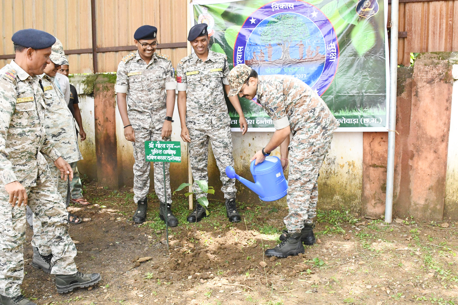 कारली में एसपी ने किया पौधरोपण