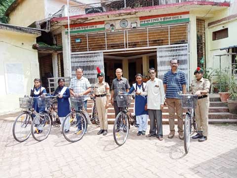 हिन्दू हाईस्कूल की छात्राओं को साइकिल वितरित