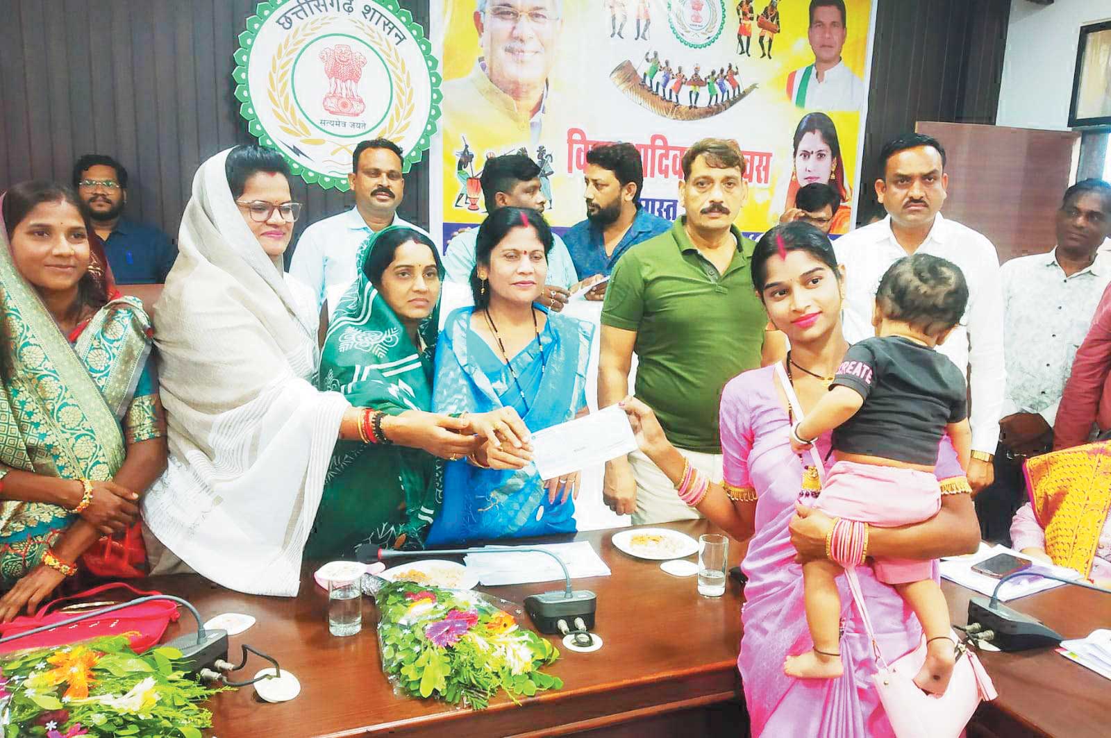  विश्व आदिवासी दिवस : विधायक व कलेक्टर ने वितरित किए पट्टा और चेक