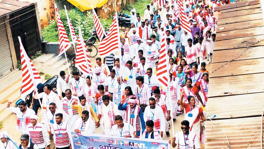 विश्व आदिवासी दिवस पर हजारों एकजुट, निकाली रैली