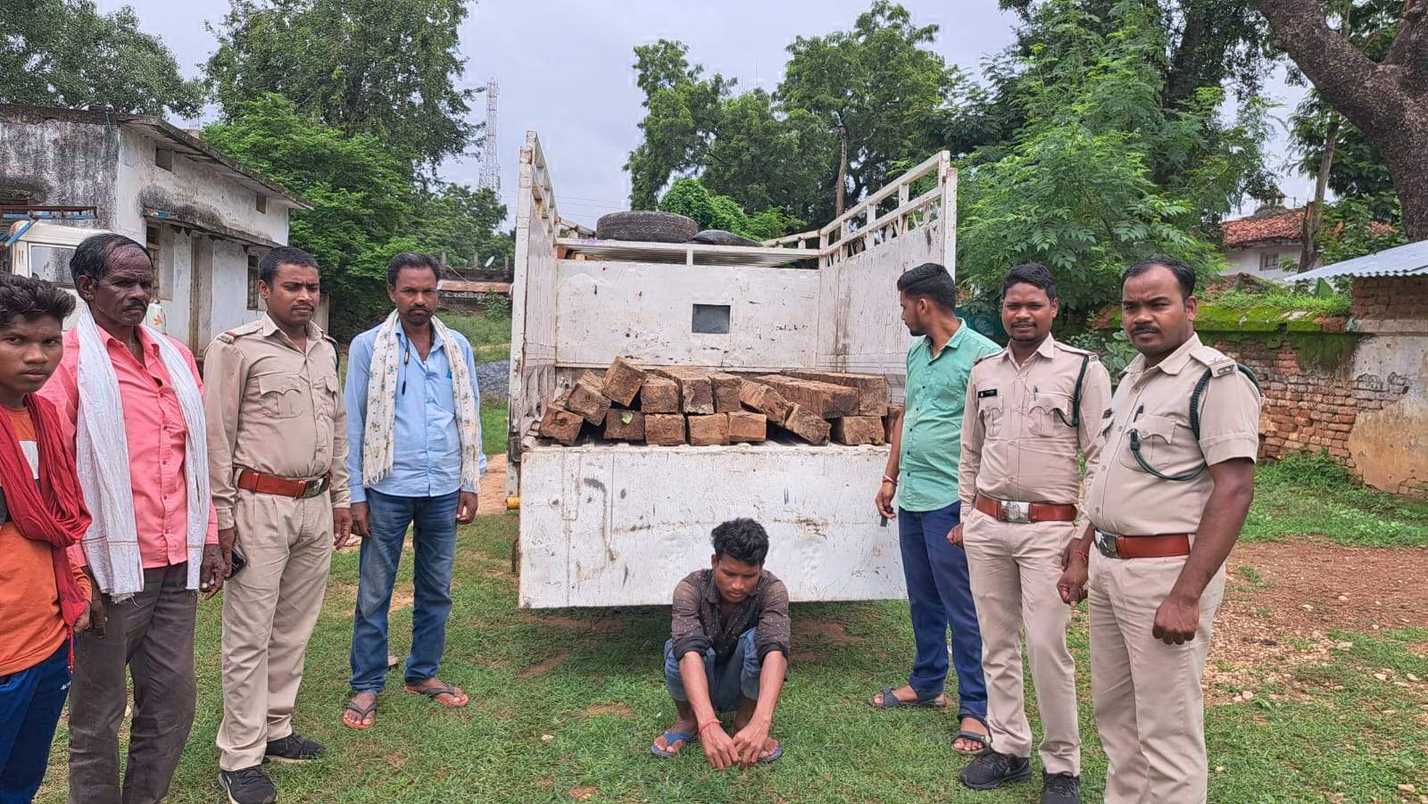 पिकअप से लकड़ी तस्करी, एक गिरफ्तार