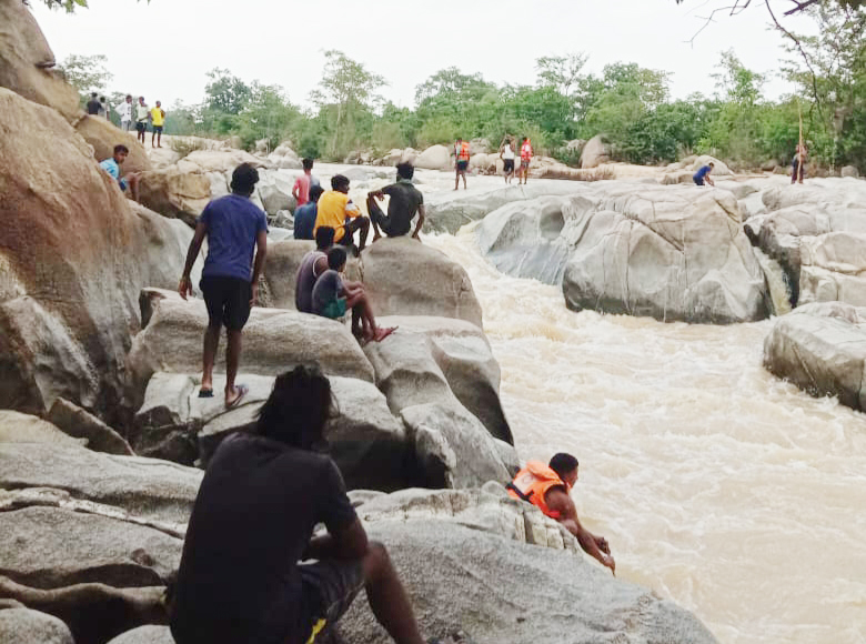 पेड़ से गिरकर किशोर की मौत, डर से दोस्तों ने नदी में फेंका, तलाश जारी 