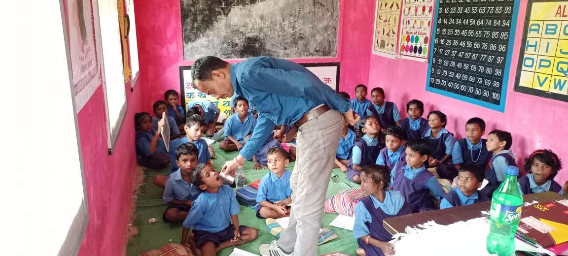 स्कूलों में खिलाई कृमिनाशक दवा