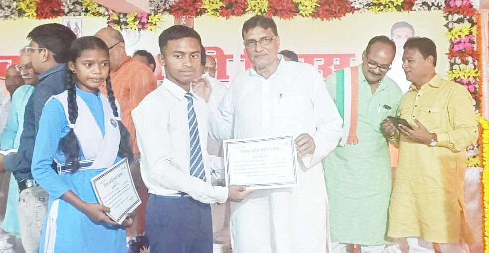 विश्व आदिवासी दिवस में सतीश हुए शामिल