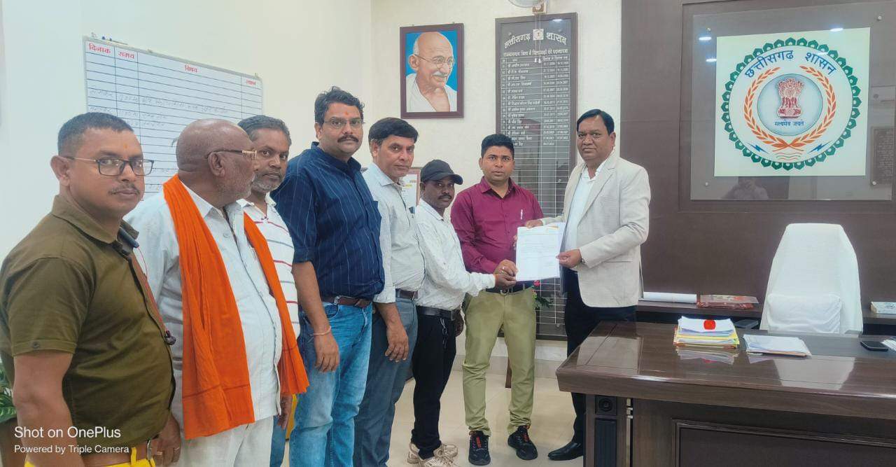 पीएम फसल बीमा के लिए ग्रामीणों ने सौंपा ज्ञापन