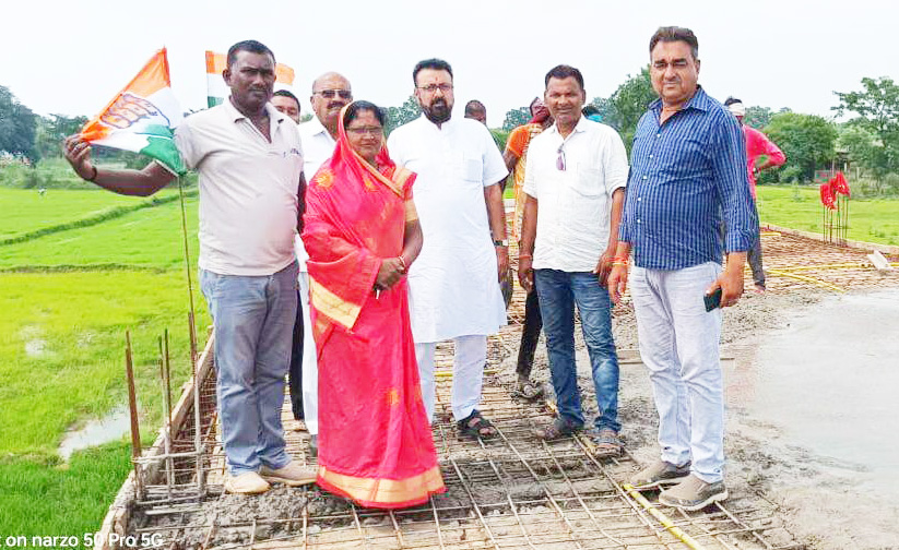 निर्माणाधीन कांग्रेस भवन भखारा के निरीक्षण में पहुंचे जिला कांग्रेस अध्यक्ष 