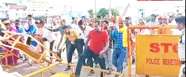 घटिया वर्मी कंपोस्ट का जबरन वितरण, भाजपाइयों ने किया विरोध, कलेक्टोरेट गेट पर फेंकी गईं बोरियां 