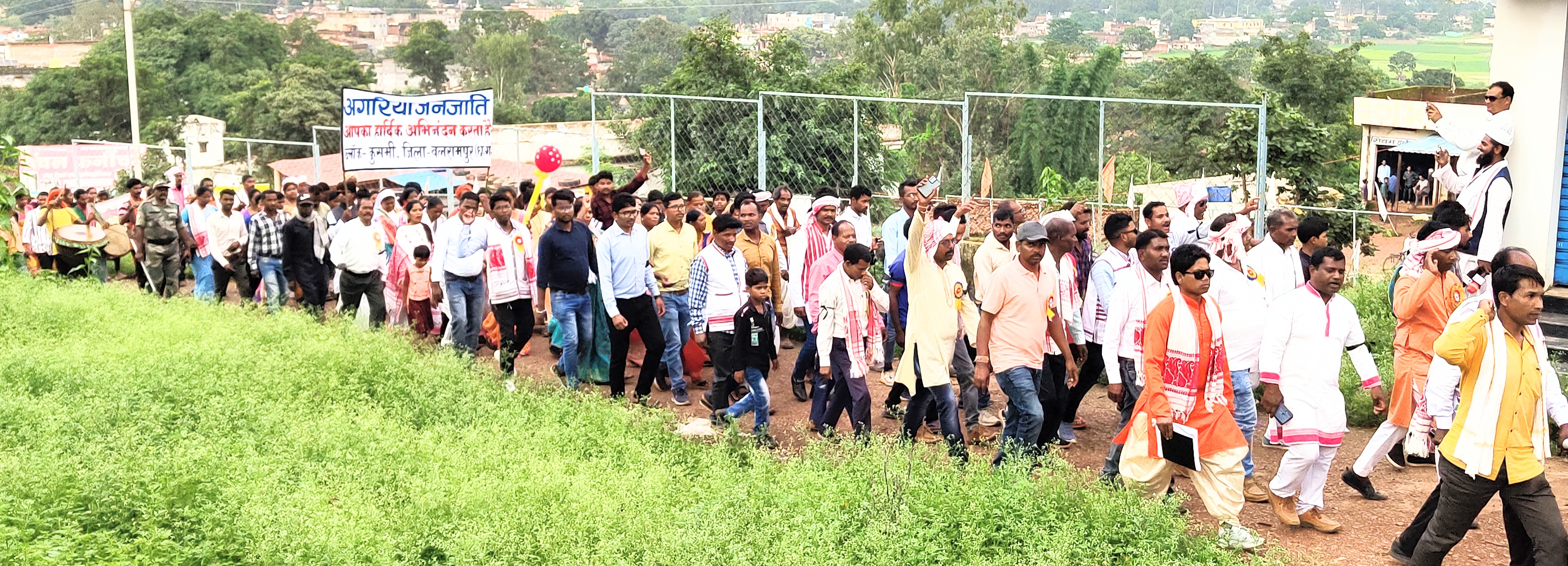 मणिपुर हिंसा के विरोध में आदिवासियों ने हाथ पर काली बांधकर निकाली आक्रोश रैली