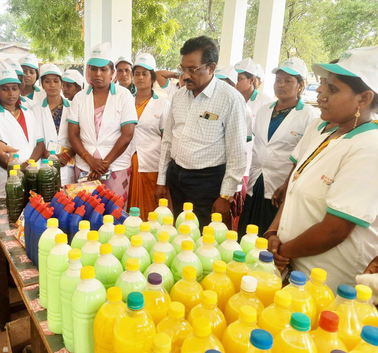 प्रशिक्षण लेकर महिलाएं हो रहीं आत्मनिर्भर