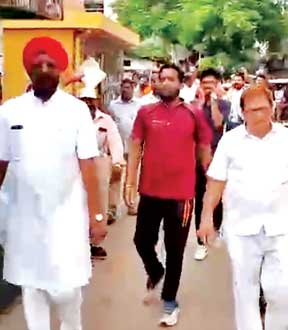 मोहल्ले में विधायक विरोधी नारे