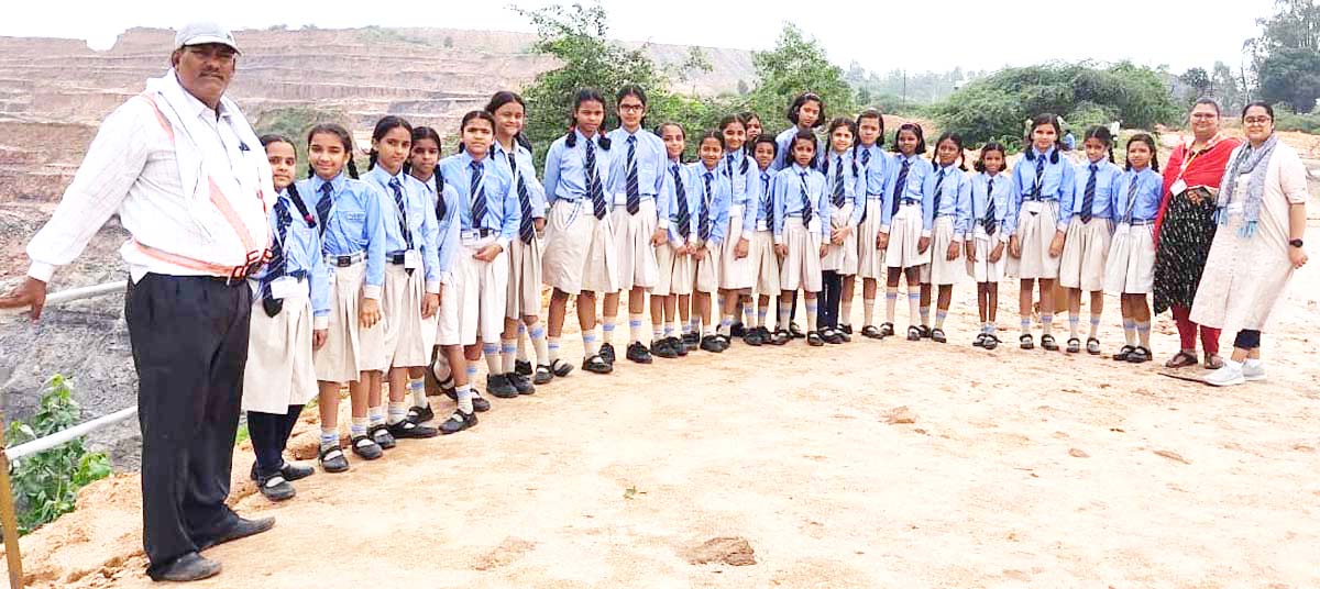शैक्षिक भ्रमण में कोल माइंस की जानकारी से अवगत हुए विद्यार्थी