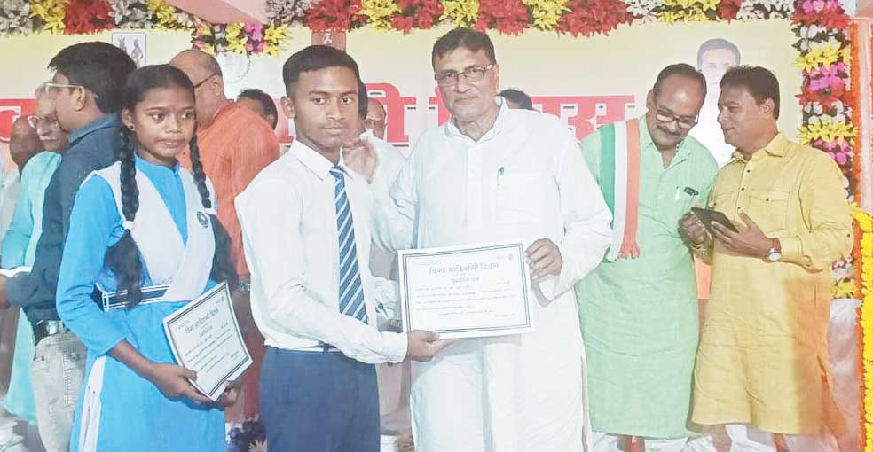  आदिवासी दिवस धूमधाम से मना