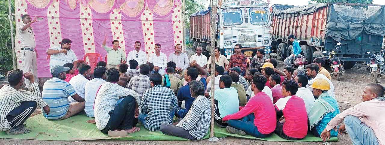 दुलदुला फैक्ट्री से 30 मजदूरों को निकाला, श्रमिक धरने पर